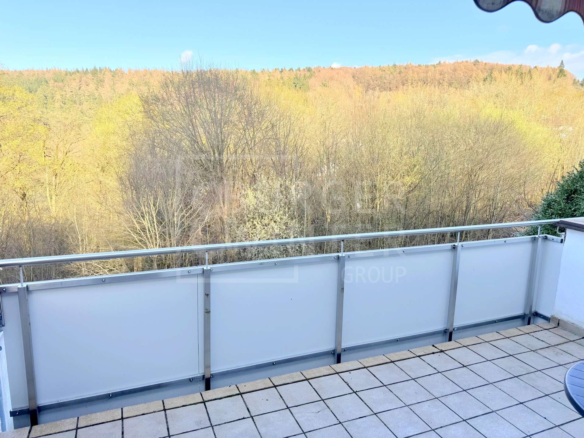 Teilrenovierungsbedürftige Wohnung mit schöner Aussicht in idyllischer Lage, Neckar Odenwald Kreis – Bild 1