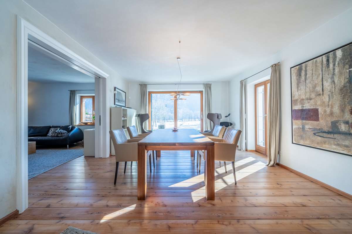 Immobilie in Schleching - Rarität in malerischer Lage:
Einzigartiges Anwesen im Landhaus-Stil mit Gästebereich und Alpenblick - Bild 9