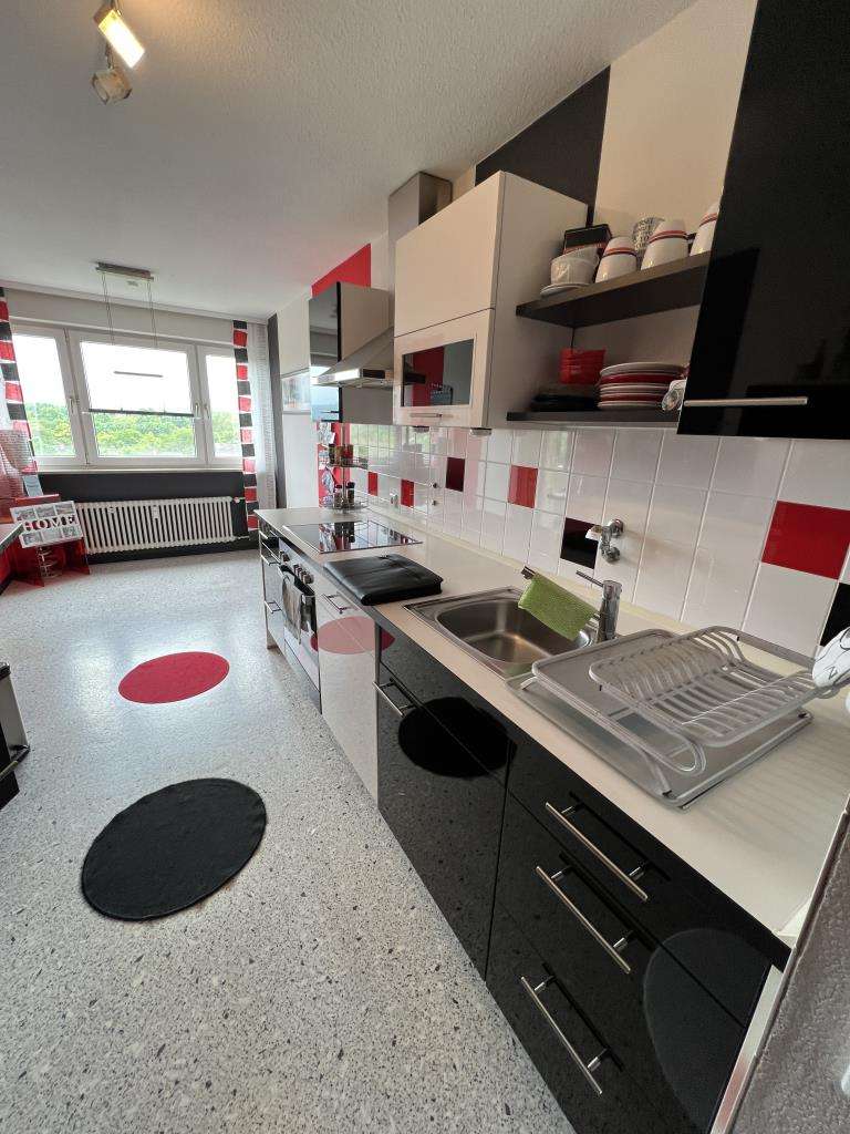 Immobilie in Kirchheim unter Teck - Wohnen über den Dächern von Kirchheim – Sonnige 3-Zimmer-Wohnung mit Loggia - Bild 2