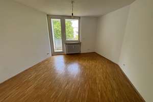 Schöne 2-Zimmer-Wohnung mit zwei Balkonen in zentraler Lage von Neuperlach – Therese-Giehse-Allee 4, 81739 Neuperlach, München – Vorschaubild 3