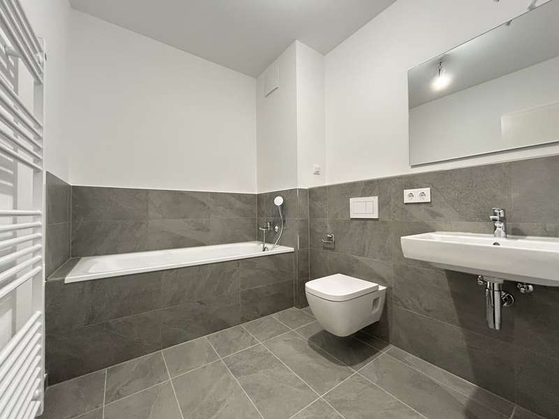 Bad mit Badewanne.jpg