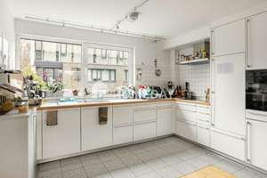 Ruhiges Wohnen zwischen City und Natur: stilvolles Townhouse mit Südterrasse, Balkon & Kamin – Die vollständige Adresse der Immobilie erhältst du vom Anbieter., 60439 Niederursel, Frankfurt am Main – Vorschaubild 9