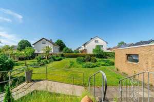 Schön geschnittenes Zweifamilienhaus mit Keller auf großem Areal – Die vollständige Adresse der Immobilie erhältst du vom Anbieter., 33104 Schloß Neuhaus, Paderborn – Vorschaubild 3