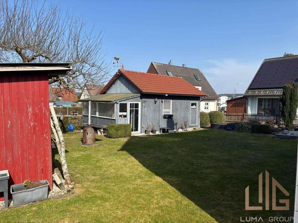 Immobilie in Vohenstrauß - „Gepflegtes Zweifamilienhaus in Vohenstrauß: 2 Wohneinheiten+ Ausbaupotential, Garage & Traumgarten“ - Bild 4