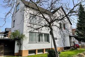 Solides und sonniges Zuhause: DHH, 7 Zimmer, großer Garten, 3 Garagen