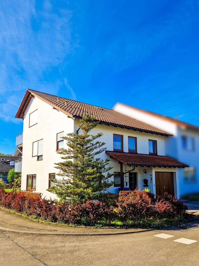 Immobilie in Kusterdingen - Großzügige, familienfreundliche Doppelhaushälfte mit Garage & sonnigem Garten - Bild 1