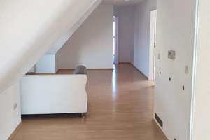 Gemütliche 2,5-Zimmer-Dachgeschosswohnung mit Stellplatz in begehrter Lage von Pfersee-Nord – Leonhard-Hausmann-Str. 45, 86157 Pfersee-Nord, Augsburg – Vorschaubild 2