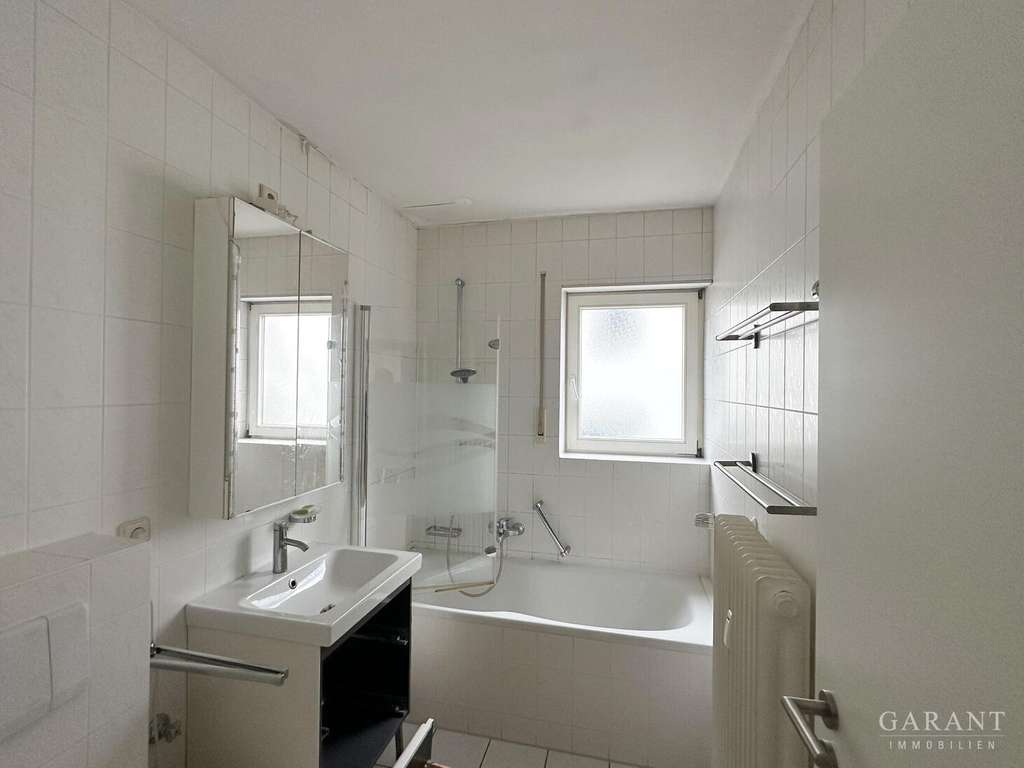 Immobilie in Renningen - Attraktives, gepflegtes Mehrfamilienhaus mit Balkonen und Garagen! - Bild 3