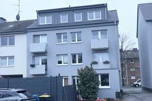 Erstbezug nach Kernsanierung: 2,5-Zimmer-Wohnung im Dachgeschoss-Bezugsfertig /Gemeinschaftsterrasse – Kölner Straße 350, 47807 Fischeln, Krefeld – Vorschaubild 1