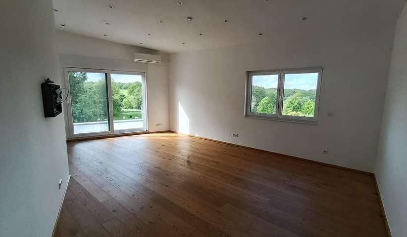 Moderne 4-Zimmer-Penthouse-Wohnung mit Terrasse & EBK - Foto 1