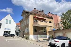 Genehmigter Bauplatz mit Dreifamilienhaus, Garten und kleiner Scheune – seltene Gelegenhei