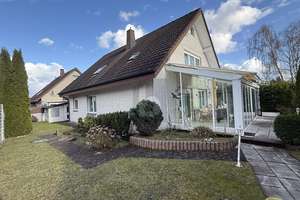 VIEL PLATZ FÜR DIE FAMILIE MIT SCHÖNEM GARTEN