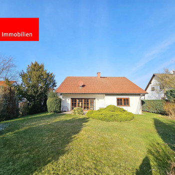 Soviel Platz! Attraktives Haus mit schönem Garten in herrlicher Feldrandlage!