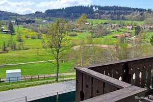 4,2 % Rendite! Haus mit 4 Wohneinheiten in traumhafter Aussichtslage von St. Englmar zu verkaufen! – Straubing-Bogen (Kreis) – Vorschaubild 1