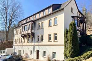 Saniertes Wohn-/ & Geschäftshaus mit Mietsteigerungspotenzial in Klingenthal – Markneukirchner Straße 45, 8248 Klingenthal – Vorschaubild 1