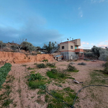 Gesamtverkauf von 3 Immobilien in Riba-Roja d'Ebre: Ländliches Anwesen und 2 Stadthäuser