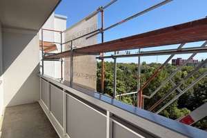 Ideal für Singles oder Pärchen - In Sanierung mit Balkon und Wannenbad! – Naumburger Ring 32, 12627 Hellersdorf, Berlin – Vorschaubild 2
