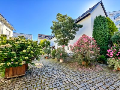 Moderne 2,5-Zimmer-DG-Wohnung auf dem schönen Kaiserhof in Eschborn!