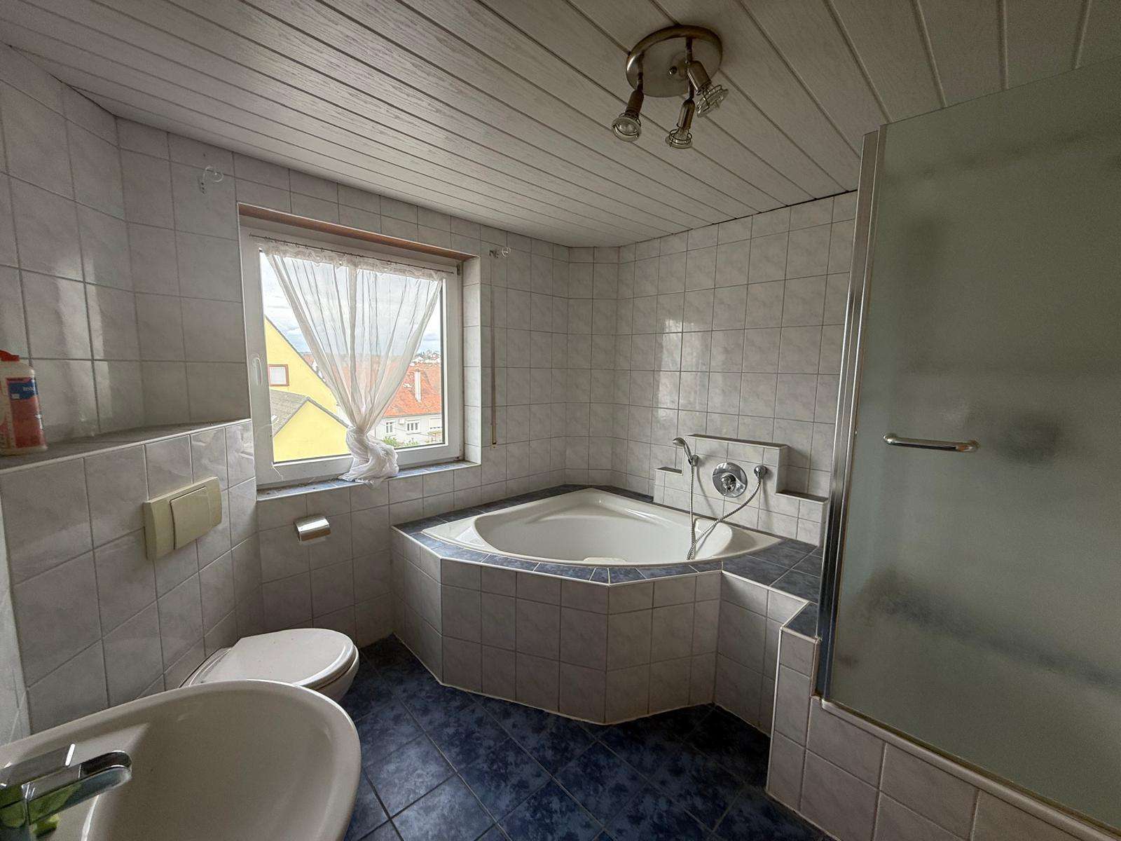 Immobilie in Walzbachtal - Attraktive, 4-Zimmer-Dachgeschoßwohnung mit Garage, Gartenanteil, Hobbyraum - Bild 3