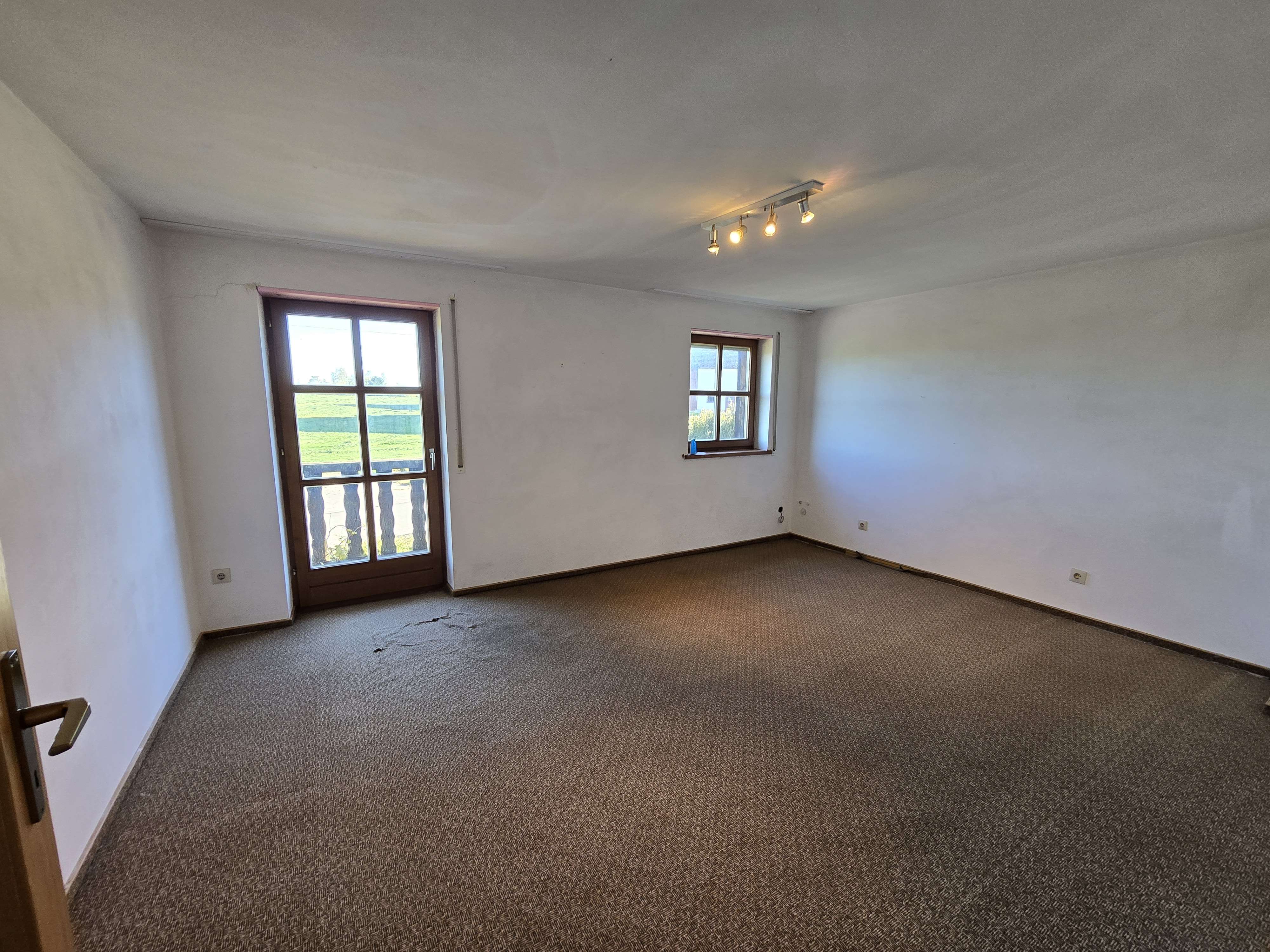 Immobilie in Tann - ... Seltene Gelegenheit - beziehbares Sacherl mit rd. 2ha Grund in ruhiger Alleinlage ... - Bild 3