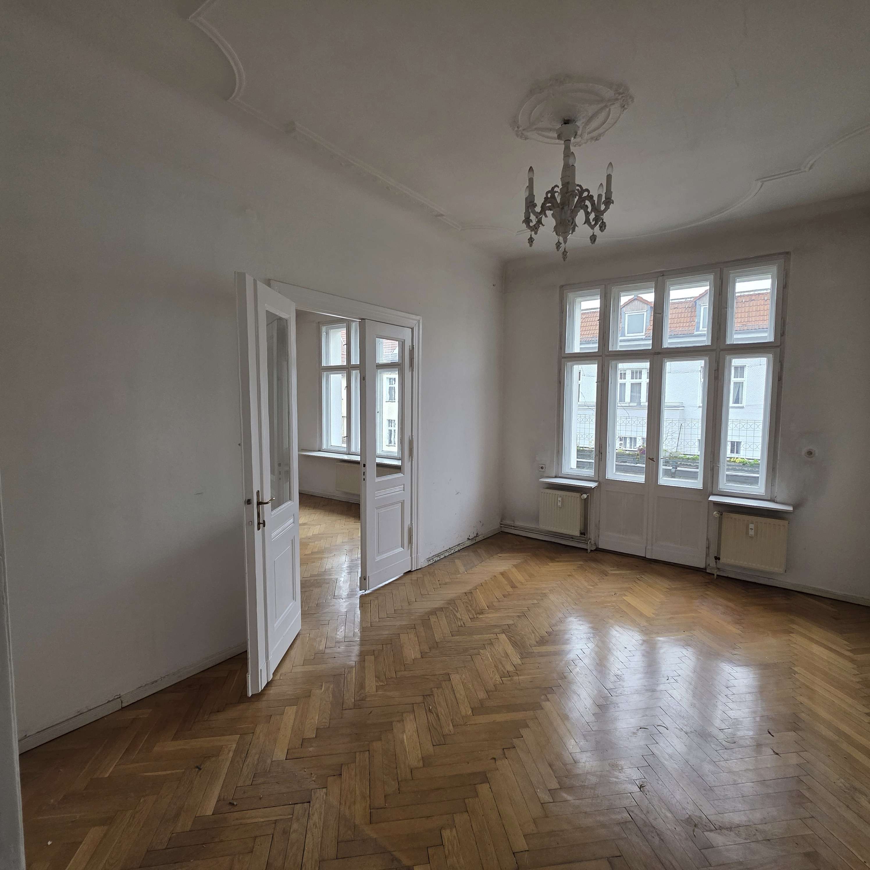 Ruhige Ku’damm-Lage: 4-Zimmer-Altbau mit Stuck, Dielen, Balkon & Aufzug, renovierungsbedürftig, Berlin – Bild 1