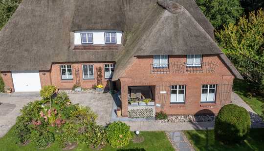 Bild von Renoviertes Reetdach in Nordfriesland. Es muss nicht immer Sylt sein;
aber auf dem Weg dorthin.