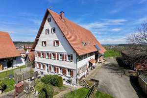 Historischer Schlosshof mit Gästewohnung, Pferdehaltung und vielseitigen Nutzungsmöglichkeiten