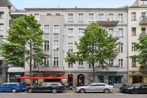 Charmante 2-Zimmer-Altbauwohnung mit Balkon – 4. OG, Samariterkiez, bezugsfrei