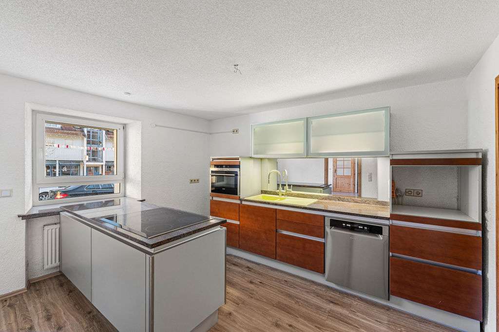 Immobilie in Hilzingen - Raumwunder mitten in Hilzingen!
Romantisches Fachwerkhaus mit zwei Garagen - Bild 4