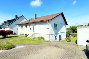 Gepflegtes Freistehendes  Einfamilienhaus mit Anliegerwohnung, Gartenidylle, Terrasse und Garage