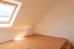 +++Lichtdurchflutete Maisonette mit Dachterrasse, 2 Bädern und 2 Stellplätzen in zentraler Lage+++ – Ottostr. 8, 9113 Schloßchemnitz, Chemnitz – Vorschaubild 3