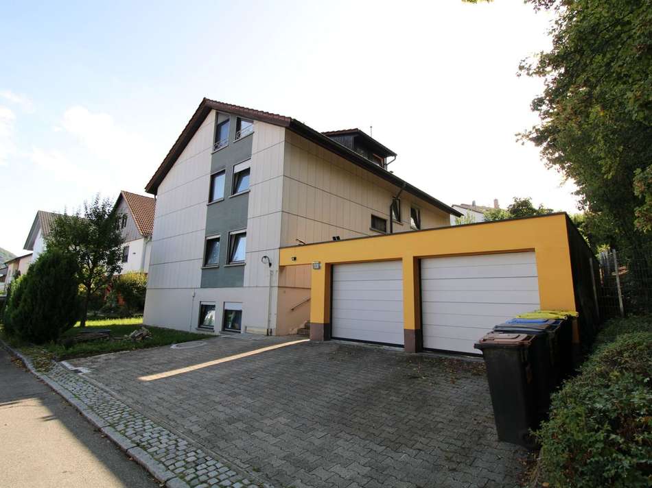Außenansicht mit Garagen
