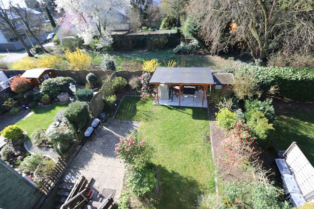 Immobilie in Kaarst - + Kaarst + vermietetes 6-Parteien-Haus + Baujahr 1968 + insgesamt ca. 312 m² Wohnfläche + Garage + - Bild 2