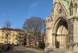 Haus und Paulikirche