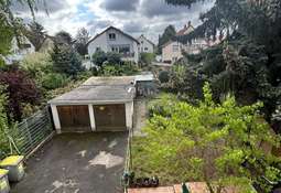 Gartenansicht mit Garage