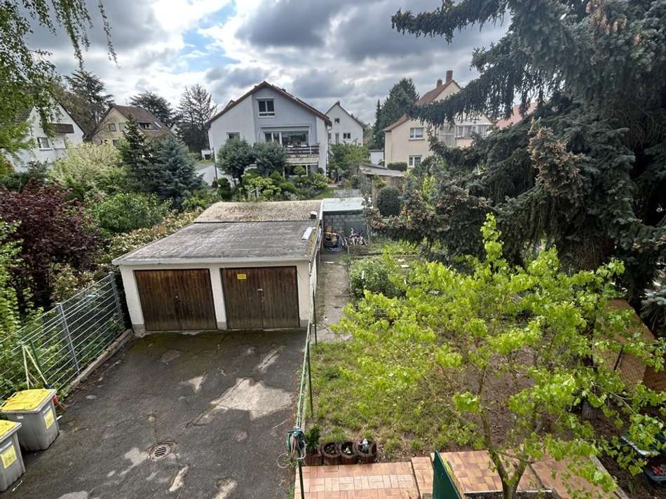 Gartenansicht mit Garage