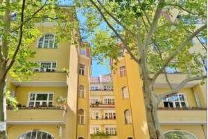 Courtagefreie, ruhige Altbauwohnung in Charlottenburg /Ku'damm mit Balkon 