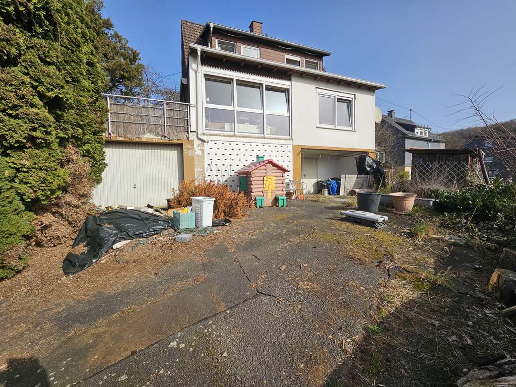 Immobilie in Freudenberg - Gemütliches Einfamilienhaus in sonniger Lage mit großer Terrasse, XL-Garage und schönem Fernblick - Bild 2