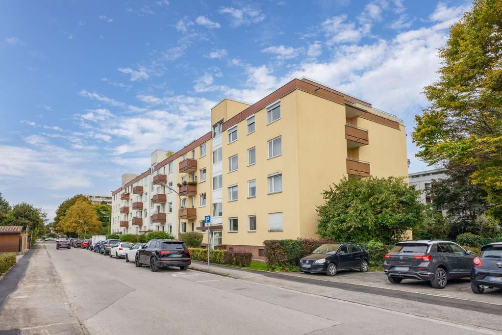 Immobilie in Puchheim - Renovierungsbedürftige 1,5-Zimmer-Wohnung mit Südbalkon in gepflegter Wohnanlage! - Bild 0