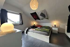 Dachgeschosswohnung mit vielen Extras im Grünen