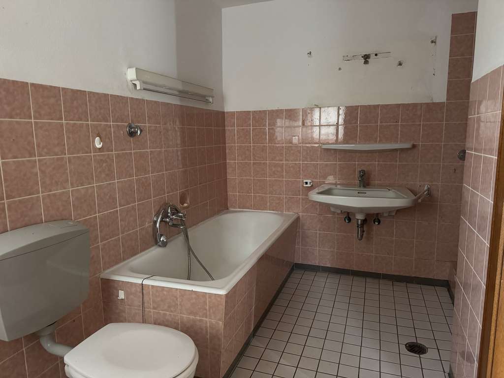 Immobilie in Rösrath - MANNELLA *Wohnhaus mit Einliegerwohnung & großem Garten* Renovierungsbedürftiges Haus mit viel Platz - Bild 3
