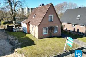 Für Profis: Sanierungsbedürftiges Haus wartet darauf, in neuem Glanz zu erstrahlen – Kiel – Vorschaubild 1