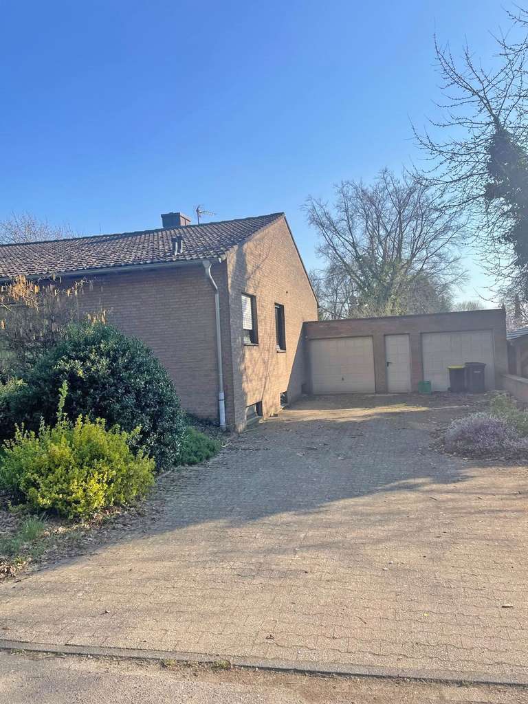 Immobilie in Erkelenz - Freistehender Bungalow mit Einliegerwohnung in ruhiger Lage in 41812 Erkelenz-Lövenich - Bild 1