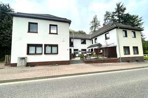 Großzügiges Vierfamilienhaus auf einem weitläufigen Grundstück