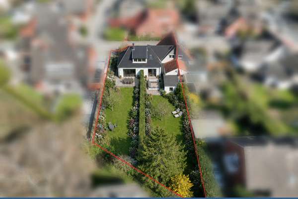 Unter Bodenrichtwert: Sanierungsbedürftiges Zweifamilienhaus auf attraktivem Grundstück