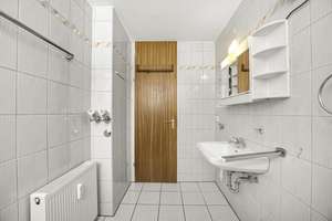 3-Zimmer-Wohnung in Freiburg-Betzenhausen: Balkon, Tiefgaragenplatz, Parkett & Stadtbahn vor der Tür – 79114 Alt-Betzenhausen, Freiburg im Breisgau – Vorschaubild 11