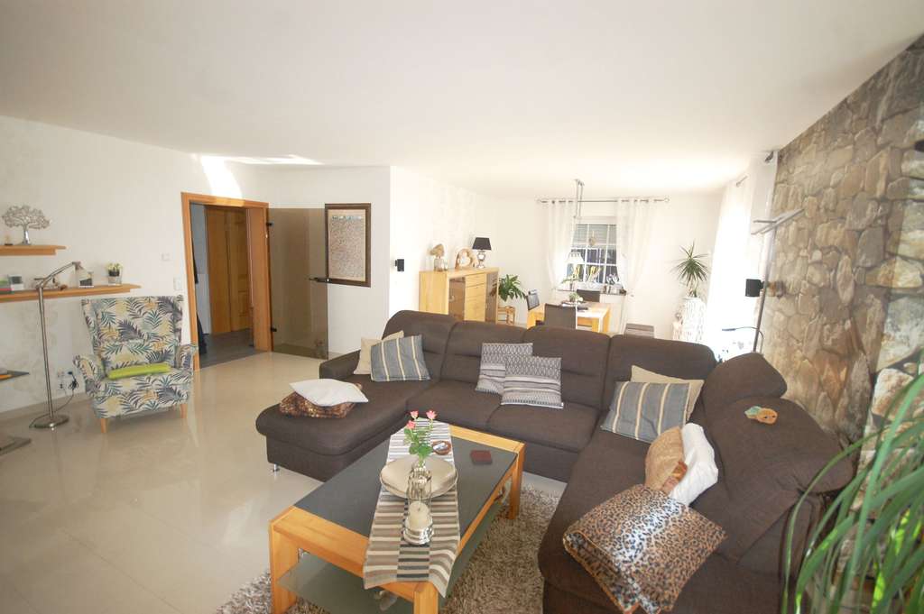 Immobilie in Rötgesbüttel - Großzügige Doppelhaushälfte mit Kamin, Garten und moderner Ausstattung – ideal für Familien - Bild 3