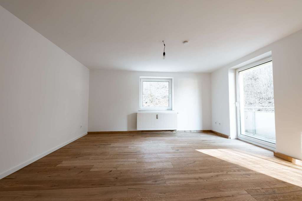 Immobilie in Miesbach - Sofort einziehen oder solide vermieten - frisch kernsanierte Wohnung direkt am Bach in Miesbach - Bild 2