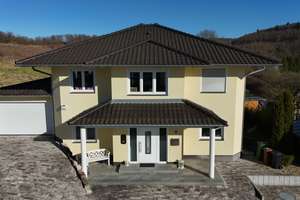 PROVISIONSFREI Wohnen mit Weitblick: Moderne Stadtvilla in unverbaubarer Feldrandlage von Wiesenbach – Die vollständige Adresse der Immobilie erhältst du vom Anbieter., 69257 Wiesenbach – Vorschaubild 1