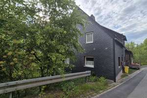 Ländliches Anwesen mit Scheune, Garage und 2700 m2 Garten – Die vollständige Adresse der Immobilie erhältst du vom Anbieter., 96349 Steinwiesen – Vorschaubild 1